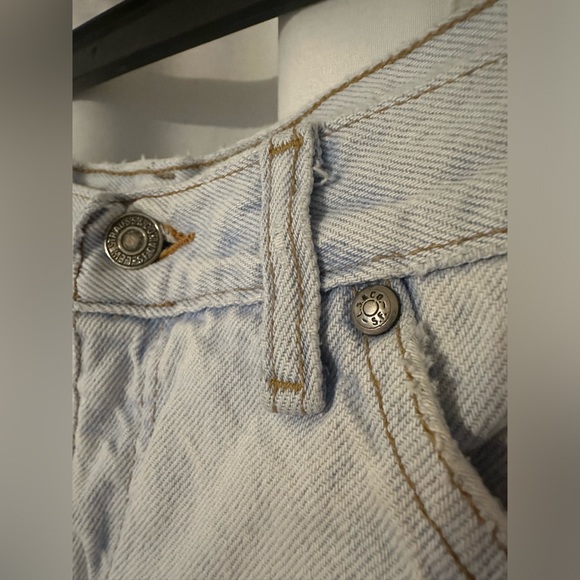 Vintage Levi’s Women’s Native Blue Light Wash Shorts - Picture 4 of 6